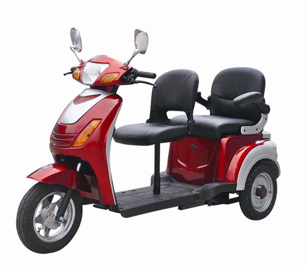 雙人款電動三輪車的優(yōu)點和充電器愛護